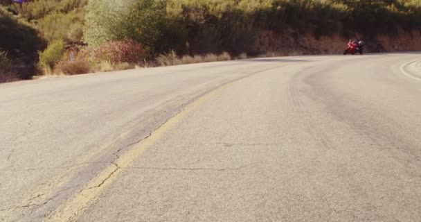 Mann Sportkleidung Und Helm Fährt Motorrad Auf Leerer Straße — Stockvideo