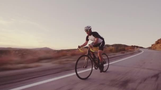 Homem Roupas Esportivas Capacete Andar Bicicleta Estrada Vazia — Vídeo de Stock