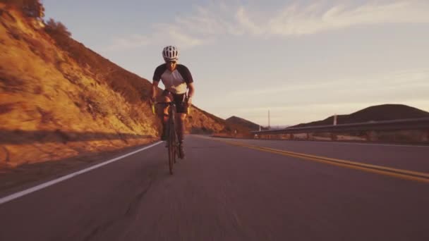 Homme Vêtements Sport Casque Vélo Équitation Sur Route Vide — Video