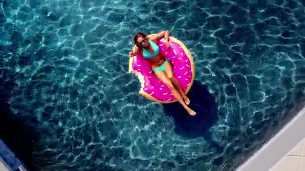 Junge Glückliche Frau Entspannt Sich Auf Aufblasbarem Poolspielzeug Blauen Schwimmbad — Stockvideo