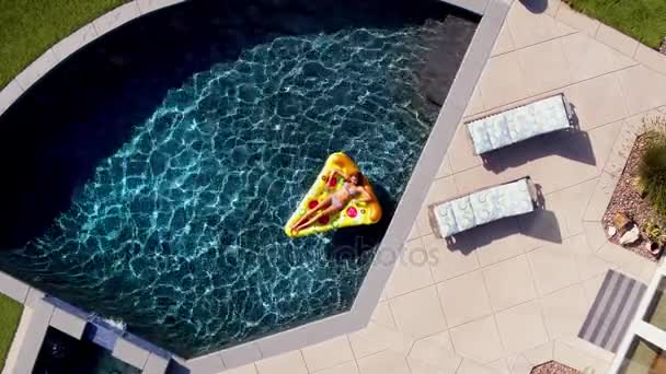 Jovem Bronzeamento Piscina Brinquedo Piscina Azul Casa Moderna — Vídeo de Stock