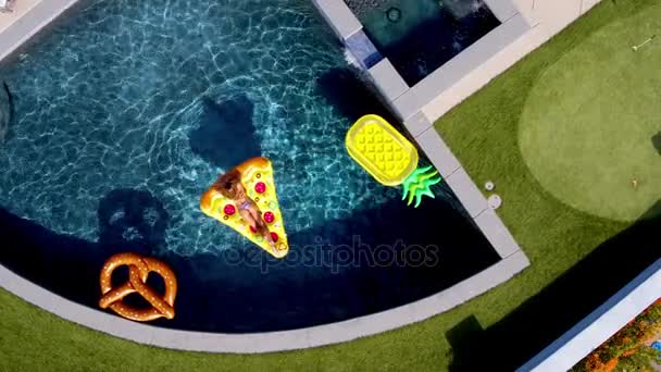 现代住宅蓝色泳池泳池玩具的年轻女子晒黑 — 图库视频影像