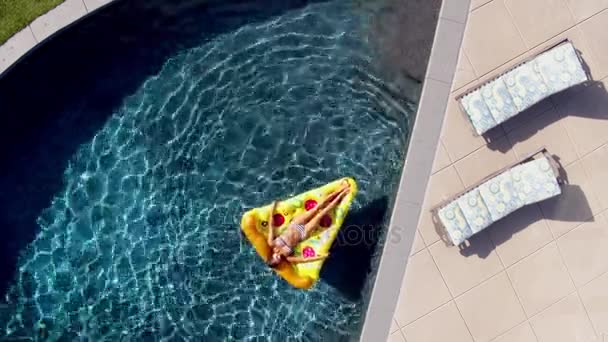 Mujer Joven Bronceándose Juguete Piscina Piscina Azul Casa Moderna — Vídeos de Stock