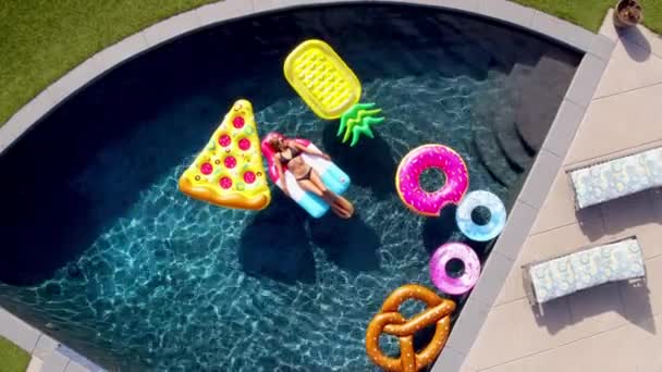 Junge Frau Liegt Auf Spaßbadspielzeug Blauem Schwimmbad Modernem Haus — Stockvideo