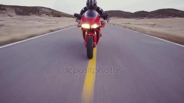 Motociclista Carreras Motocicleta Por Camino Campo Recto Alta Velocidad Atardecer — Vídeos de Stock