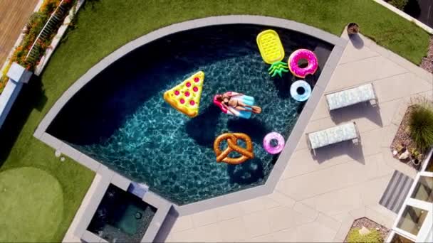 Jovem Deitada Piscina Brinquedos Divertidos Piscina Azul Casa Moderna — Vídeo de Stock