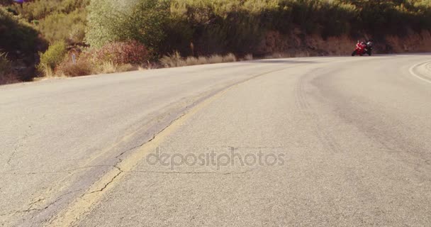 Motociclista Extrema Andar Bicicleta Esportiva Câmera Lenta — Vídeo de Stock