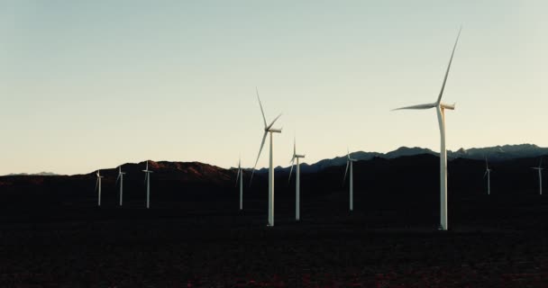 Luchtfoto Silhouet Van Windturbines Spinnen Bij Zonsondergang Woestijn — Stockvideo