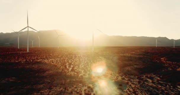 Turbine Eoliche Che Girano Tramonto Nel Deserto Con Bagliore Lente — Video Stock