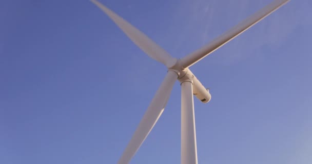 Låg Vinkel Vindkraftverk Snurrar Mot Blå Himmel Skapar Ren Energi — Stockvideo