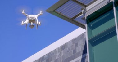 Beyaz dron mavi gökyüzü karşı havada uçan