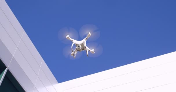 Witte Drone Vliegen Lucht Tegen Blauwe Hemel — Stockvideo