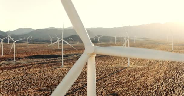 Angin Turbin Berputar Saat Matahari Terbenam Padang Pasir — Stok Video