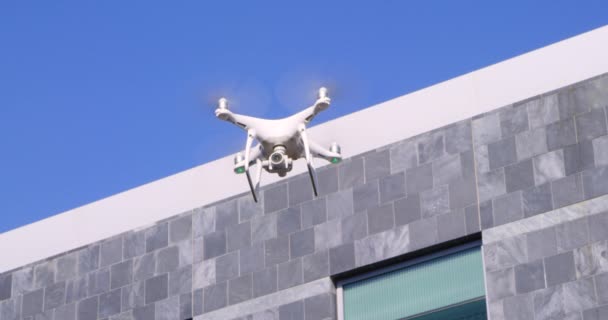 Drone Blanco Volando Aire Contra Cielo Azul — Vídeos de Stock