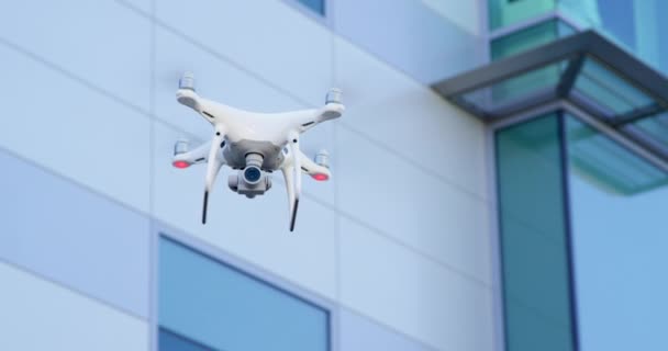 Drone Blanco Volando Aire Contra Edificio Moderno — Vídeos de Stock