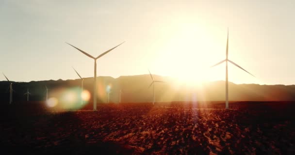 Turbinas Eólicas Girando Pôr Sol Deserto — Vídeo de Stock