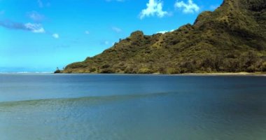 Hawaii Oahu doğu tarafındaki yemyeşil orman dağ manzarası doğru uçan tropikal mavi su üzerinde düşük havadan görünümü