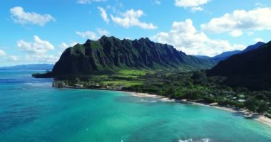 Hawaii Oahu doğu tarafındaki yemyeşil orman dağ manzarası doğru uçan havadan görünümü