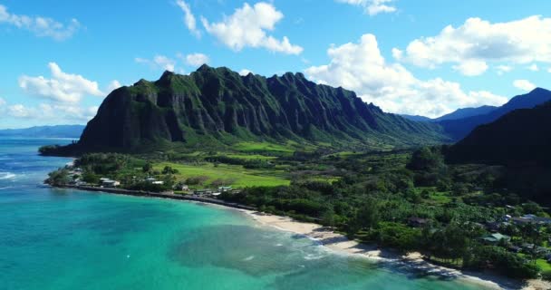 Hawaii Oahu Doğu Tarafındaki Yemyeşil Orman Dağ Manzarası Doğru Uçan — Stok video