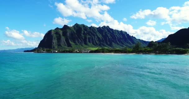 ハワイのオアフ島の東側の緑豊かなジャングルの山の風景に向かって飛んで空撮 — ストック動画