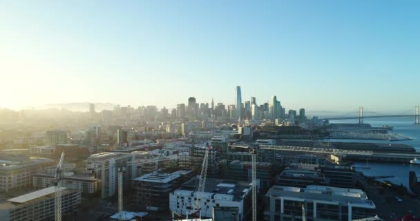 Luftaufnahme Der Skyline Von San Francisco Bei Sonnenuntergang — Stockvideo
