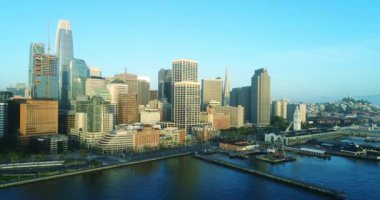 Gündoğumu, San Francisco şehir manzarası ve Embarcadero havadan görünümü 