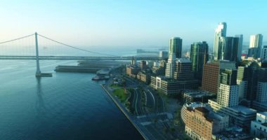 Gündoğumu, San Francisco şehir manzarası ve Embarcadero havadan görünümü 
