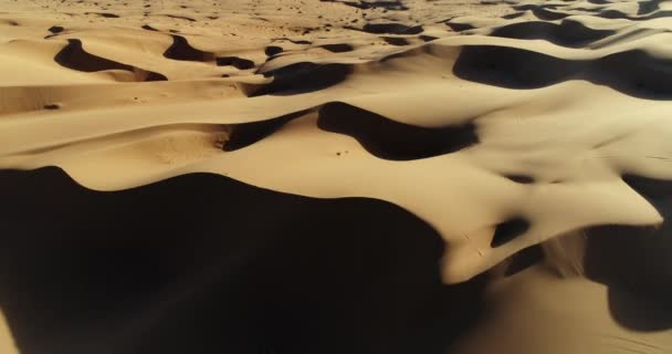 夕暮れの砂漠で砂丘の上を飛んで空撮 — ストック動画