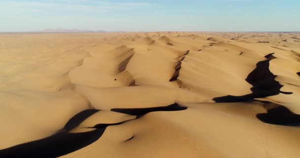 夕暮れの砂漠で砂丘の上を飛んで空撮 — ストック動画