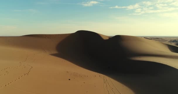 日落时分飞越沙漠沙丘上空的鸟瞰图 — 图库视频影像