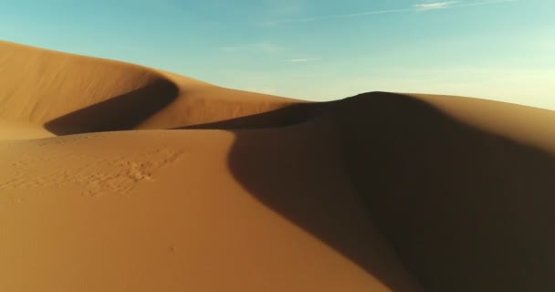 Çölde Kum Tepeleri Üzerinde Günbatımında Uçan Havadan Görünümü — Stok video
