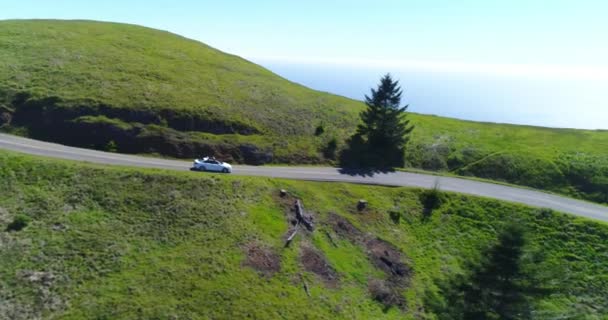 Luftaufnahme Eines Autos Das Auf Einer Landstraße Durch Ländliche Hügel — Stockvideo