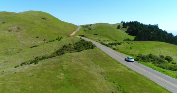 Kırsal Tepeler Aracılığıyla Ülke Yolda Araba Araba Havadan Görünümü — Stok video