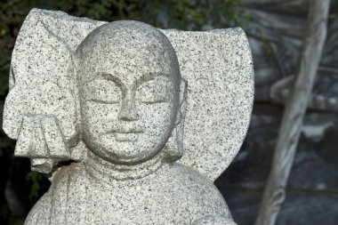 Eski taş Buda kafa