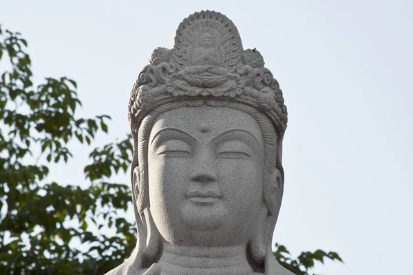 Estatua de Buda de piedra en templo asiático — Foto de Stock