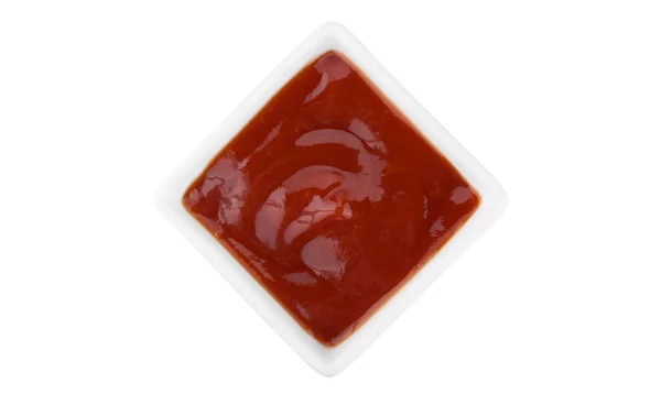 Ketchup of tomatensaus in schaal geïsoleerd op witte achtergrond — Stockfoto