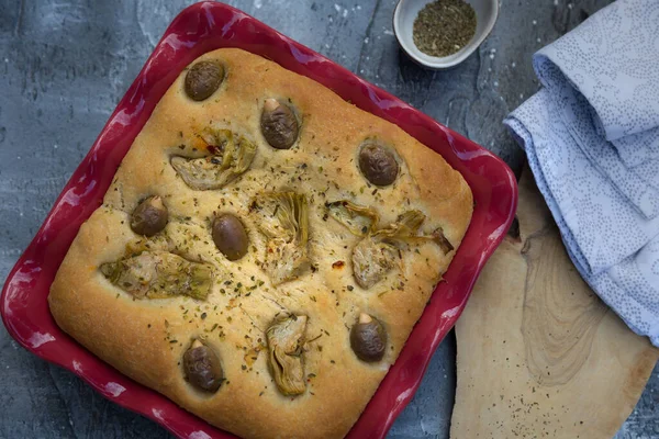 Tradiční Italská Focaccia Zelenými Olivami Artyčoky Oreganem Domácí Plochý Chléb — Stock fotografie