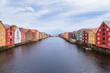 Norveç 'in Trondheim şehrinde geleneksel ahşap binaları olan eski bir kasaba..