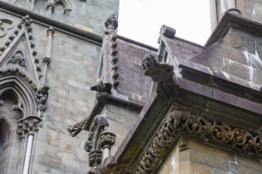 Norveç, Trondheim 'daki orta yaş Nidaros katedrali. Yakınlarda pencereler, heykeller ve süsler var.