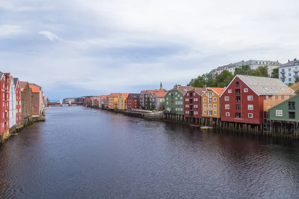 Norveç 'in Trondheim şehrinde geleneksel ahşap binaları olan eski bir kasaba..