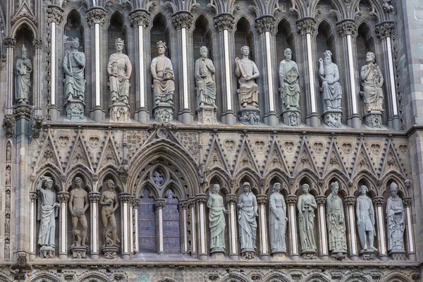 Cattedrale Medioevale Nidaros Trondheim Norvegia Vicino Mostra Finestre Statue Ornamenti — Foto Stock