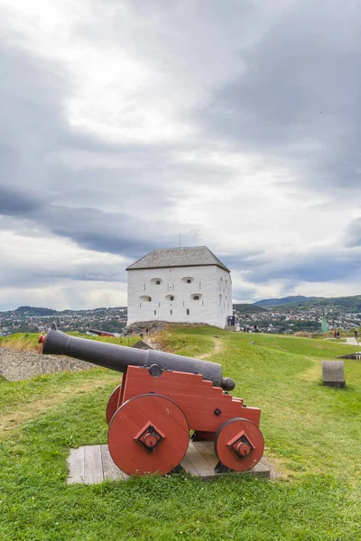 Turistik eğlence ve müze Kristiansten Festning. Şehrin yukarısındaki tepelerde eski bir kale. Norveç 'te Trondheim.
