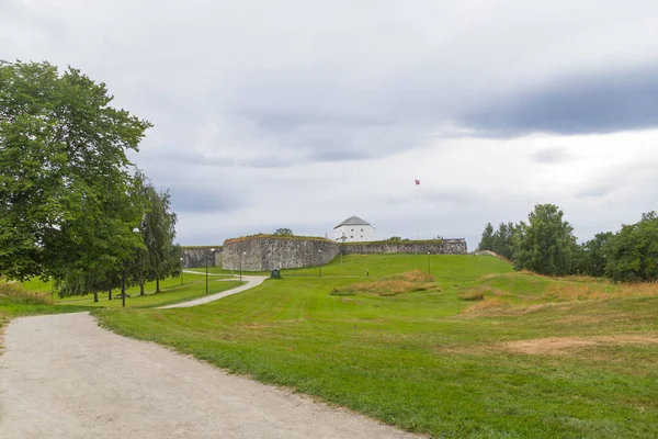 観光名所と博物館Kristiansten Festning 町の上の丘の上の古い砦 ノルウェーのTrondheim — ストック写真