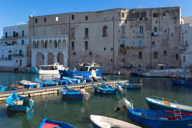 Monopoli 'deki eski liman, Apulia bölgesi, güney İtalya. Monopoli marinasında balıkçı tekneleri.