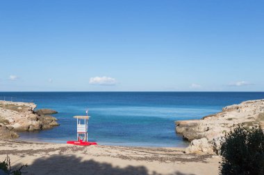 Puglia, İtalya 'nın güzel beyaz şehri Monopoli' de sahil ve deniz.