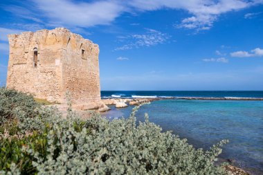Polignano kıyılarında antik bir savunma kulesi olan Mare - Apulia, İtalya.
