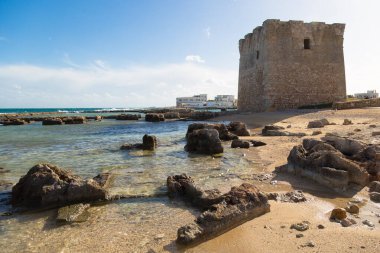 Polignano kıyılarında antik bir savunma kulesi olan Mare - Apulia, İtalya.