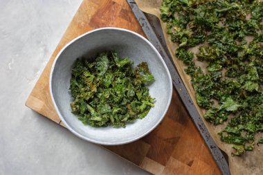 Tuzlu, susamlı, acılı ve yağlı ev yapımı yeşil lahana cipsi..