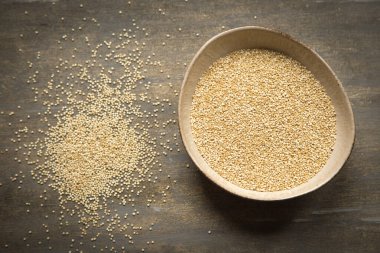 Beyaz kinoa tohumlu seramik kâse, organik süper yiyecekler, sağlıklı ve doğal yiyecekler pişirmek için malzemeler..