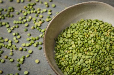 Gri arkaplanda yeşil bezelyeler.